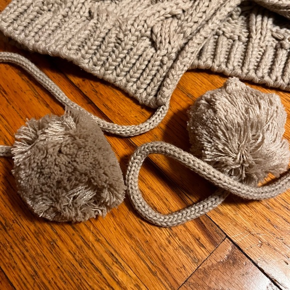 LOOK by M. Chunky Cable Knit Self Pom Tassel Beanie Tan NWOT - Picture 2 of 6